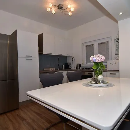Apartment Maja *
